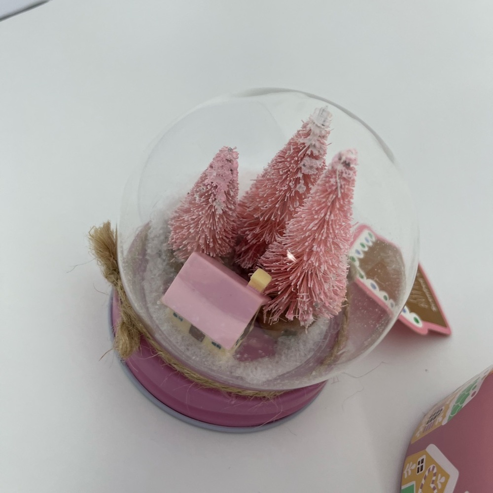 Snow Globe Candle Peppermint Buttercream Limited Edition Christmas Holiday 7.1oz - Picture 9 of 9